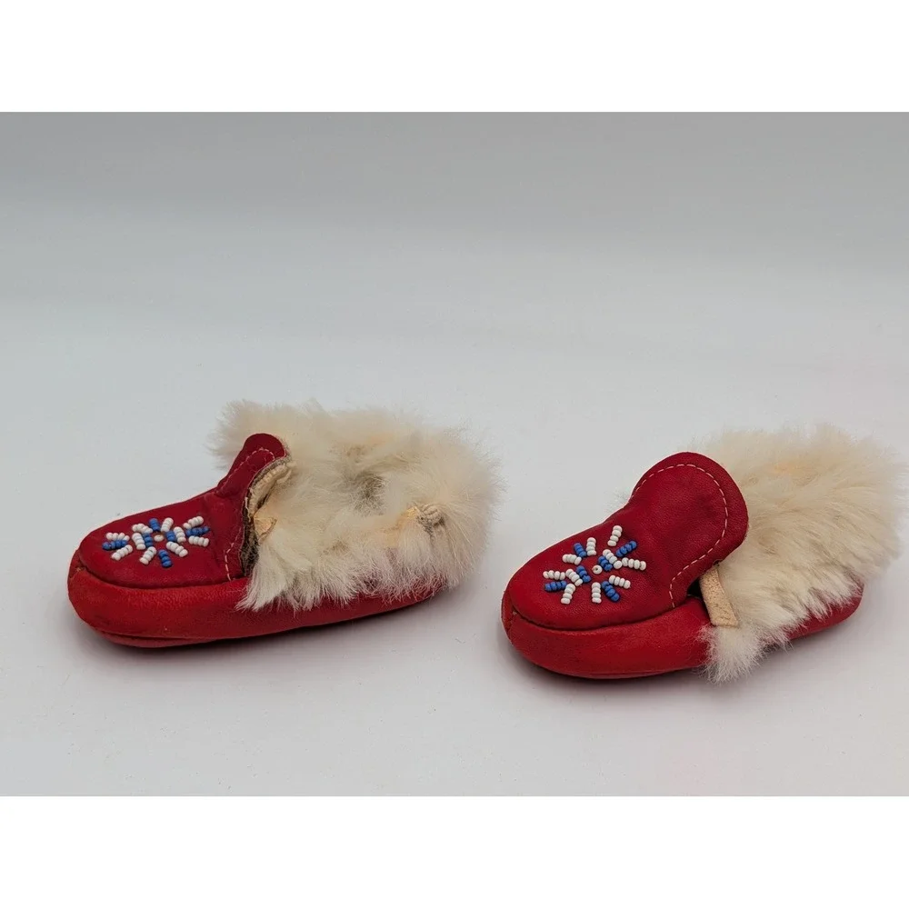 Sioux Mox Baby Moccasin Sz 2 Beaded Snowflake Fur Trim Red